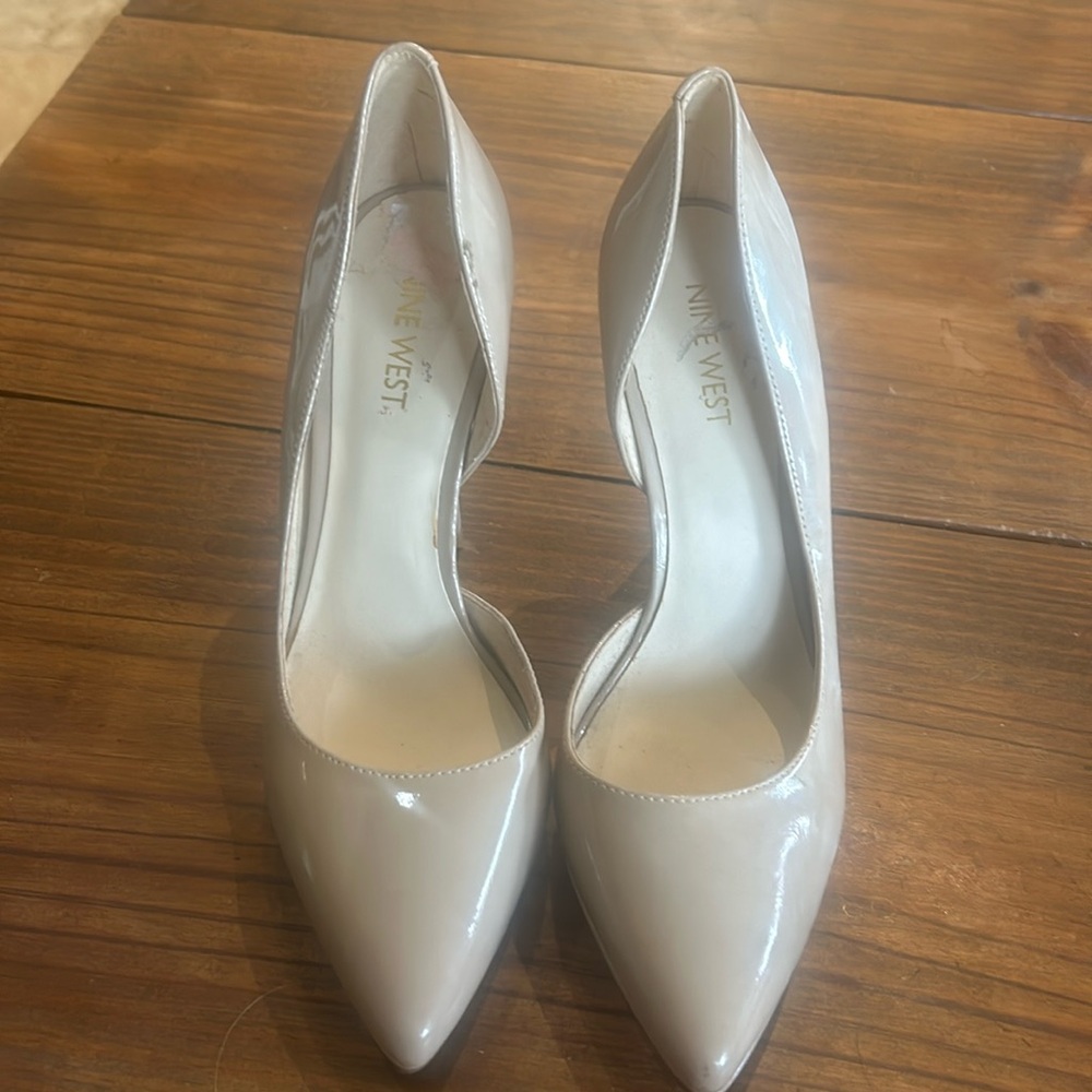 Nine West size 7 beige heels. Never worn.